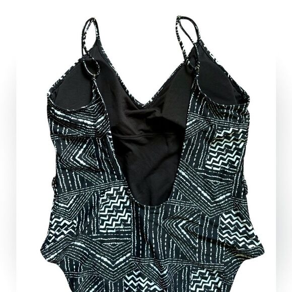 O’Rageous Black and White Geometric Print One Piece Swimsuit Size XL  1 0413 - Picture 5 of 8